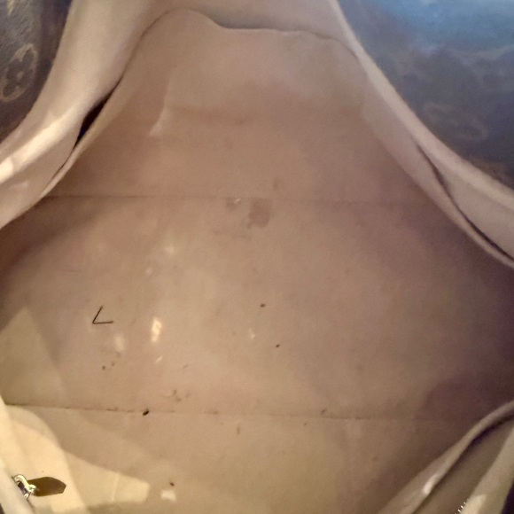 Louis Vuitton Monogram Artsy MM Shoulder Bag with Gold Accents - Picture 10 of 11